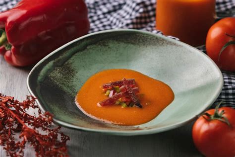  Gazpacho Andaluz! The Perfect Harmony of Chilly Refreshment and Vibrant Spanish Flavors