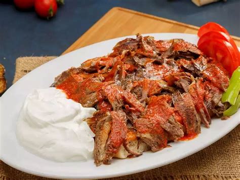  Iskender Kebap: Acı ve Ekşi Sosların Uyumu İçin Damağa Bir Şölen!